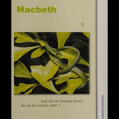 Capa de livro Macbeth com imagem de serpente verde nas folhas