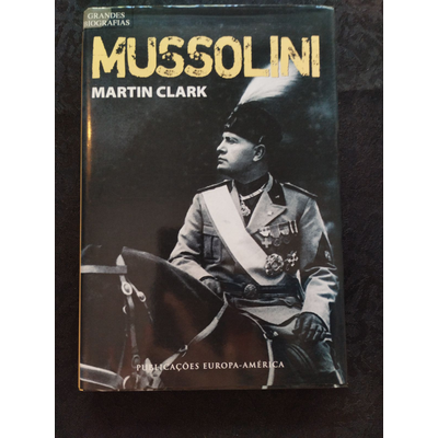 Capa de livro com título Mussolini de Martin Clark, mostrando Mussolini em uniforme militar a cavalo