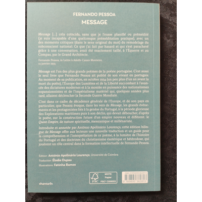 Contracapa de livro MESSAGE de Fernando Pessoa com texto em francês sobre fundo tecido escuro