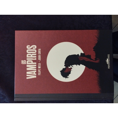 Capa de livro vermelho e preto Os Vampiros com lua branca e silhueta preta