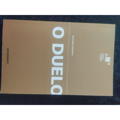 Livro castanho com título O DUELO e nome do autor Bernardo Santareno