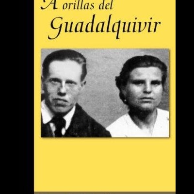 Capa de livro amarelo com fotografia preto e branco e texto