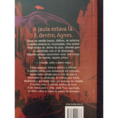 Capa de livro vermelha e preta com morcego e texto narrativo em português