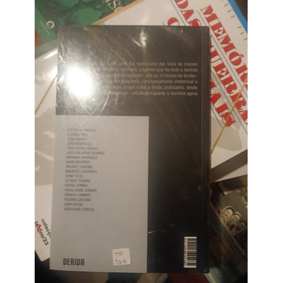 Capa traseira de livro preto e cinzento com texto e etiqueta TP 10 €, rodeado por outros livros