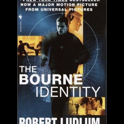 Capa do livro The Bourne Identity de Robert Ludlum com design azul e amarelo