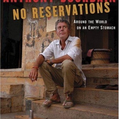 Capa do livro No Reservations com Anthony Bourdain sentado em degraus de pedra