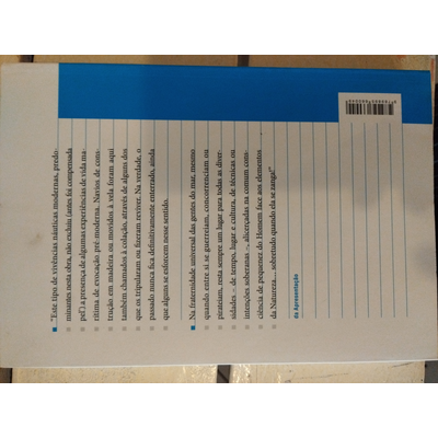 Capa traseira de um livro com texto em português e etiqueta de código de barras