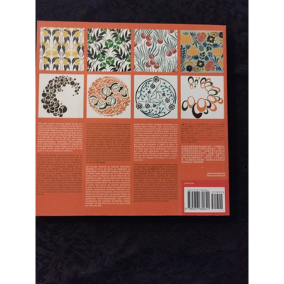 Livro com amostras de padrões coloridos e texto na parte traseira