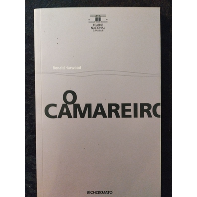 Capa de livro branco com texto O CAMAREIRO e logotipo do Teatro Nacional D. Maria II