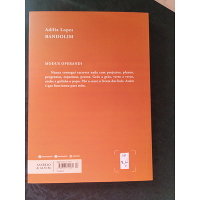 Capa traseira de livro laranja com texto branco e etiqueta amarela com código de barras