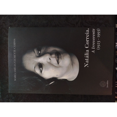 Capa de livro preta com fotografia a preto e branco e texto branco
