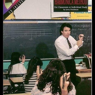 Livro THE PERFECT HARMONICA METHOD com CD e imagem de aula de música