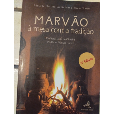 Capa do livro MARVÃO à mesa com a tradição com imagem de fogo numa lareira e potes de barro.