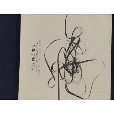 Capa de disco de vinil bege com fita magnética preta desenrolada e texto impresso
