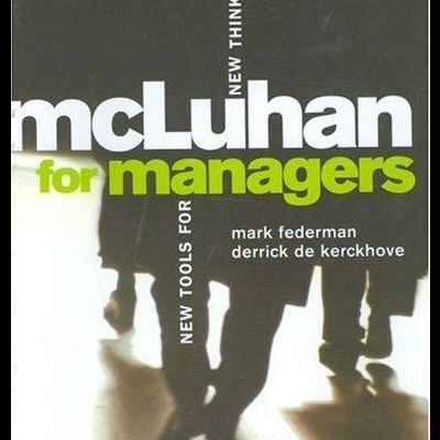 Capa de livro mcLuhan for managers com texto e pessoas desfocadas a caminhar