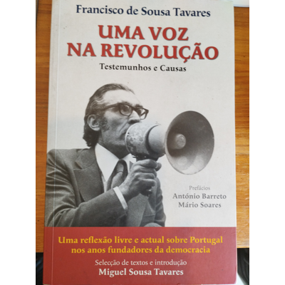 Capa de livro com homem a falar num megafone e texto em português