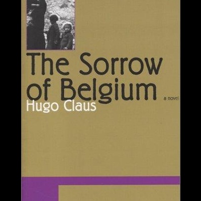 Capa do livro The Sorrow of Belgium de Hugo Claus com fundo castanho e faixas roxas