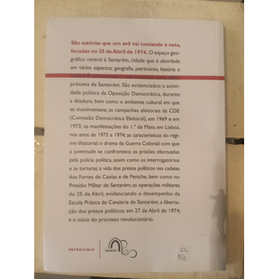Capa traseira de livro branco com texto em português e logotipos na parte inferior