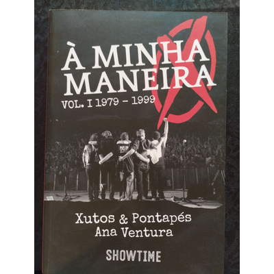 Capa de livro preta com texto e foto a preto e branco de banda no palco