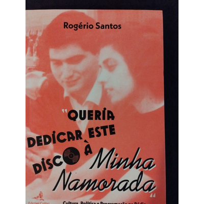 Capa de livro laranja com texto e imagem desfocada de casal