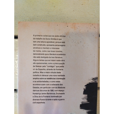 Texto impresso sobre parede amarela com tonalidade bege e preto.