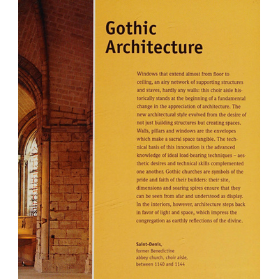 Placa informativa sobre arquitetura gótica ao lado de parede de pedra com arcos góticos