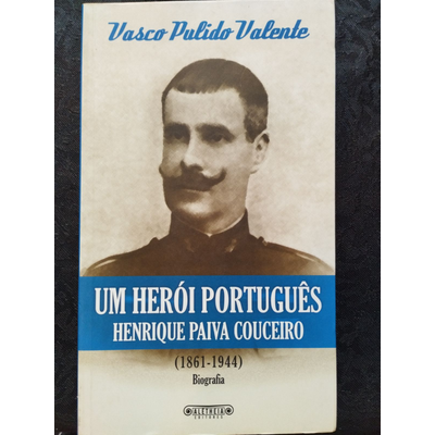 Capa de livro sobre Henrique Paiva Couceiro com foto sépia e texto azul e branco