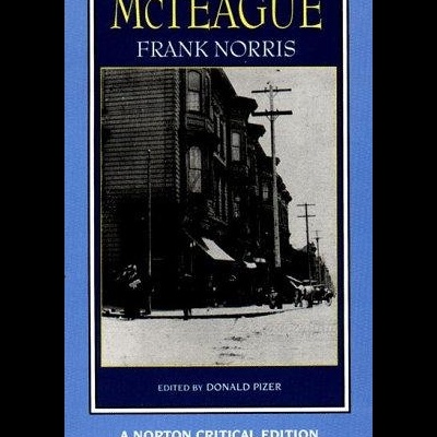 Capa de livro azul com título McTEAGUE e imagem em preto e branco de rua urbana