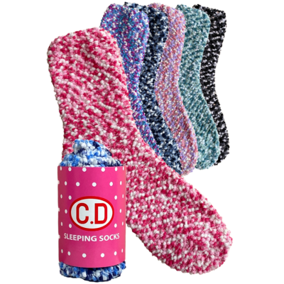 Meias fofas para dormir de várias cores com embalagem rosa e texto C.D SLEEPING SOCKS