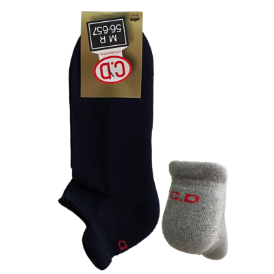 Par de meias preta longa e cinza curta com letras vermelhas C.D e etiqueta dourada no fundo branco.