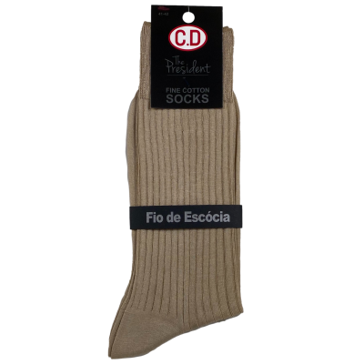 Meias cor bege caneladas com etiquetas pretas e texto em branco e vermelho