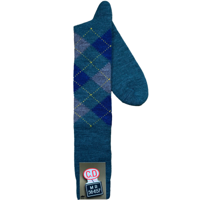 meias azuis com padrão xadrez e etiqueta CD M R 56-657