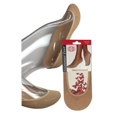 Meia invisível bege com embalagem à frente, mostrando texto e borboletas vermelhas