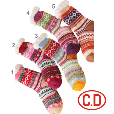 Cinco pares de meias felpudas coloridas com padrões distintos e número, e logo C.D.