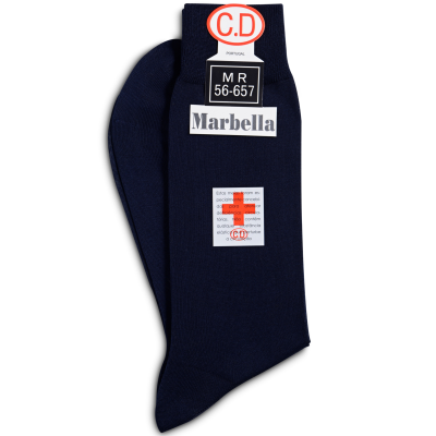 Par de meias azul escuro com etiquetas e informações em português