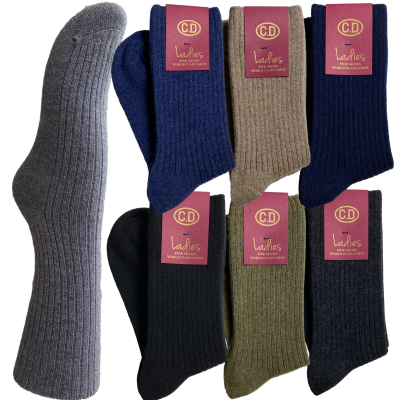 Conjunto de meias riscado em várias cores com etiqueta C.D Ladies.