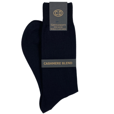 Meias masculinas pretas com etiquetas de marca e indicação de cashmere blend