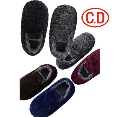 Cinco pares de chinelos macios variados em cores com forro felpudo, logo C.D.