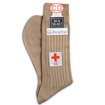 Par de meias bege caneladas com etiquetas e textos visíveis