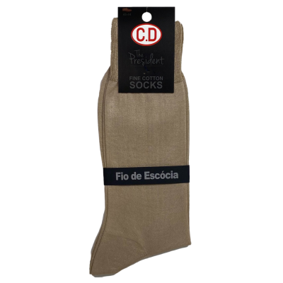 Meias de algodão fino bege claro com etiquetas em preto