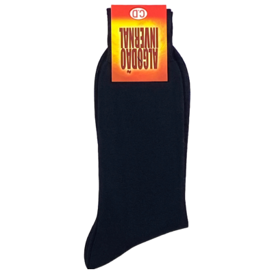 Par de meias pretas com etiqueta vermelha e amarela com texto ALSOQUO INVERNAL.