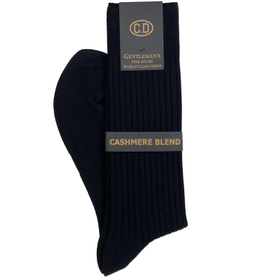 Meias masculinas pretas com etiquetas 'C.D', 'GENTLEMAN'S FINE SOCKS WORLD CLASS YARNS' e 'CASHMERE BLEND'