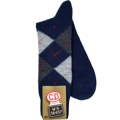 Par de meias com padrão argyle azul, cinza e vermelho com etiqueta CD Internacional