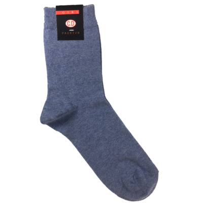 Meia azul para menina com etiqueta preta e vermelha