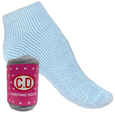 Meia azul clara texturizada e embalagem rosa com meias cinzentas