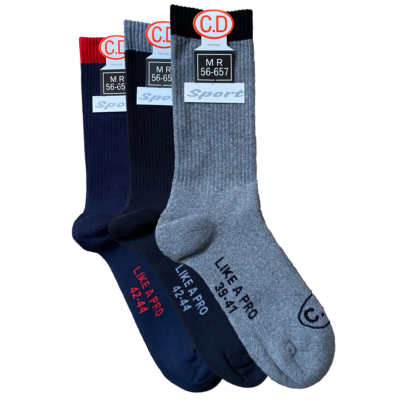 Três pares de meias desportivas com rótulos e texto estampado