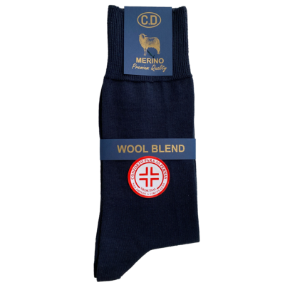 Par de meias azul escuro com etiquetas azul e dourado e selo vermelho