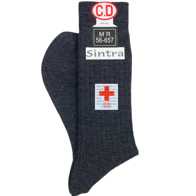 Meias cinza escuro caneladas com etiquetas com texto C.D PORTUGAL, M R 56-657, Sintra