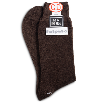 Meias marrons escuras felpudas com etiquetas e fundo branco