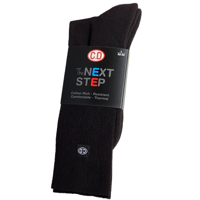 Par de meias pretas com etiqueta preta e texto promocional